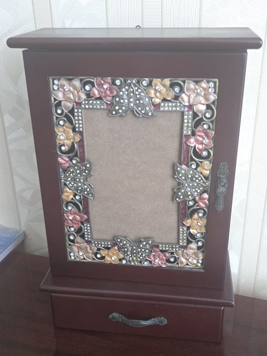 Ключниця в прихожу