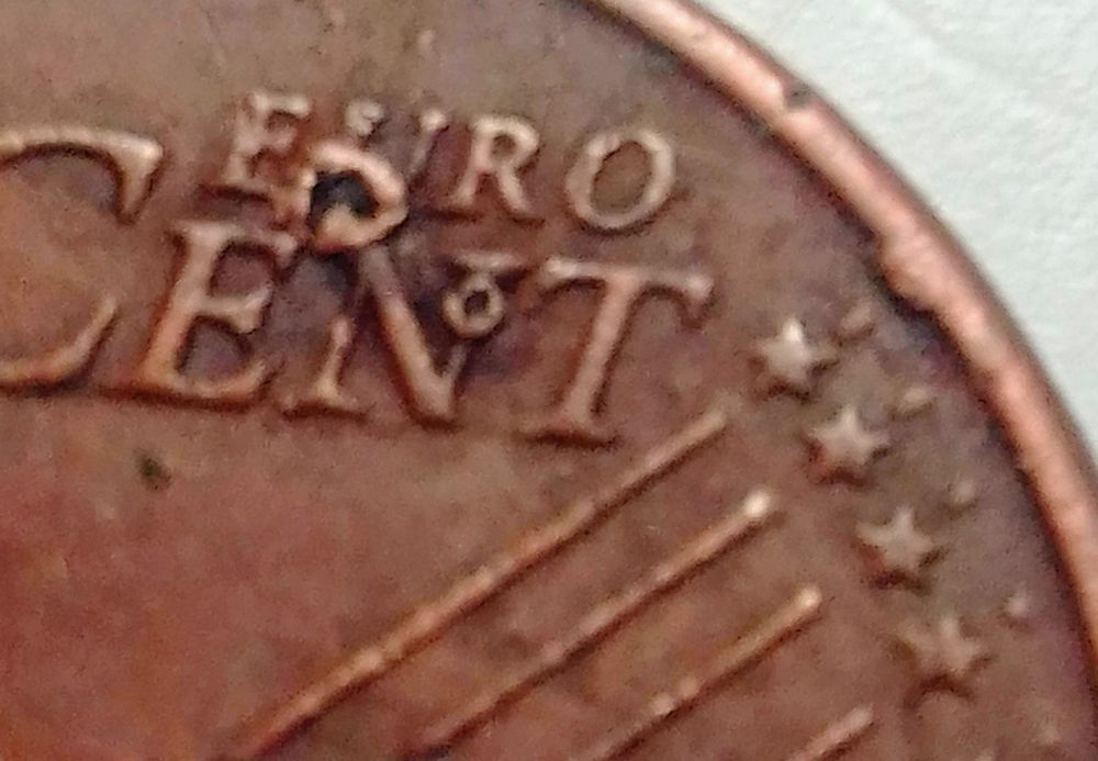 Moedas com irregularidades e defeitos para coleção.