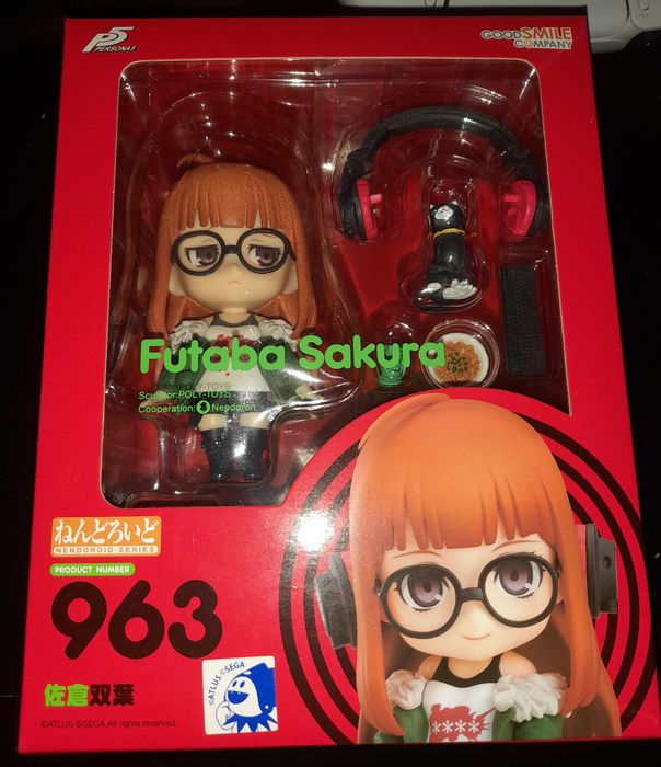 Nendoroids 390 - Levi Attack on Titan e 963 - Futaba Sakura Persona 5