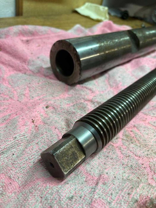 Śruba Trapezowa wraz z nakrętką w wale.