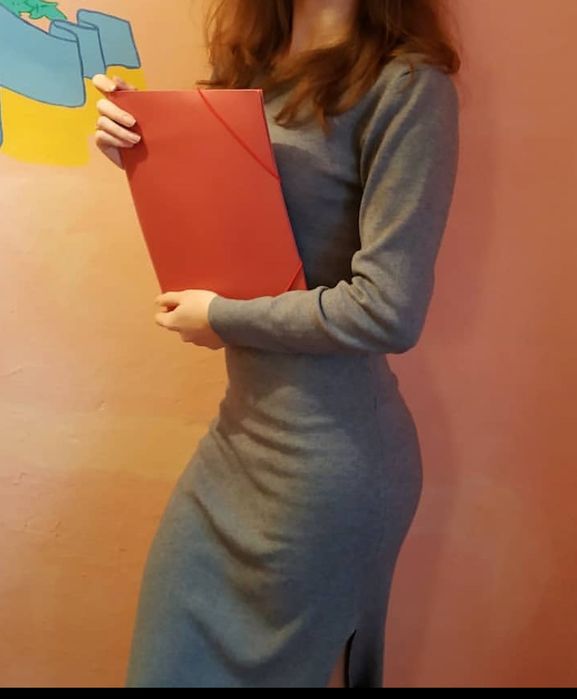 Тепла сіра сукня міді