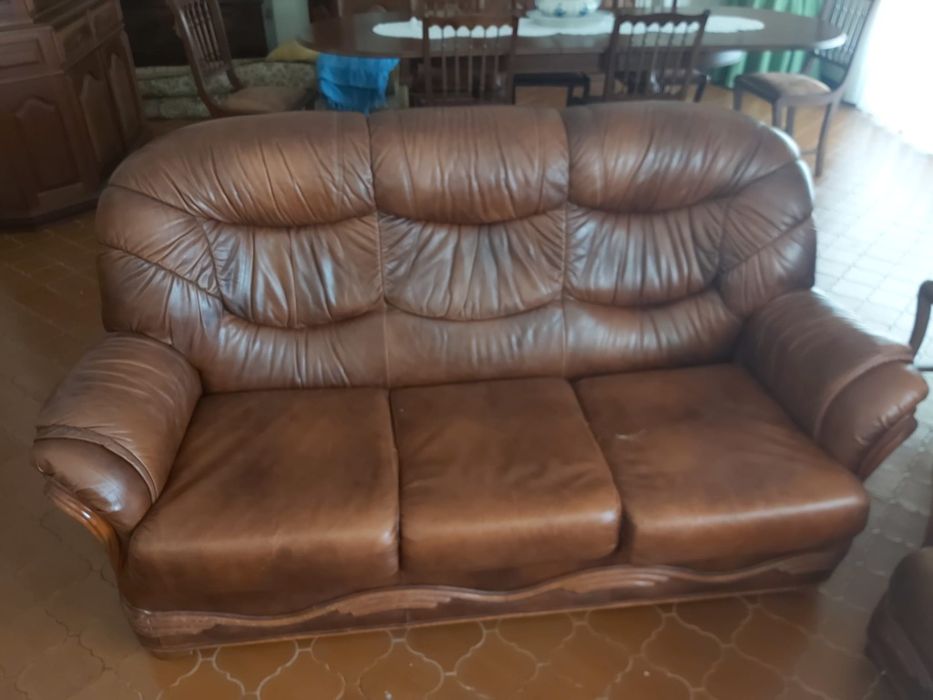 Três Sofas de pele castanha com detalhes em madeira