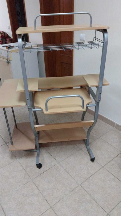 Secretária com apoios, divisórias e arrumação, de metal e madeira