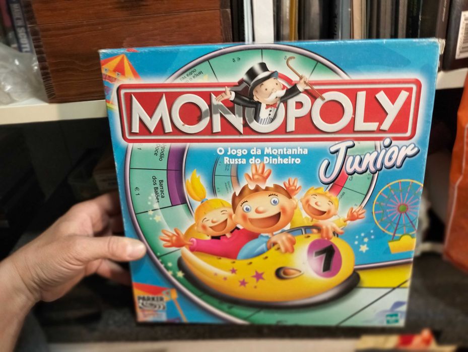 Jogo Monopoly para crianças pequenas em bom estado com todas as peças