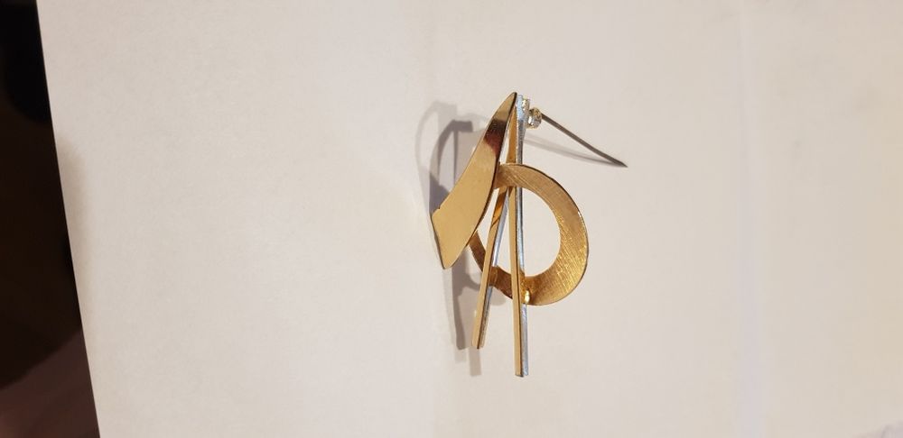 Piękna i unikatowa broszka w kolorze złotym .