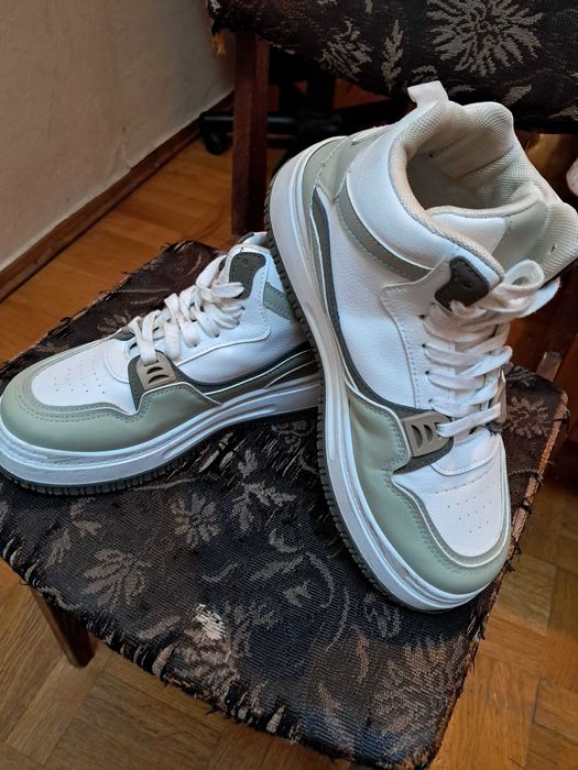 Кросівки жіночого разміру 39  у відмінному стані