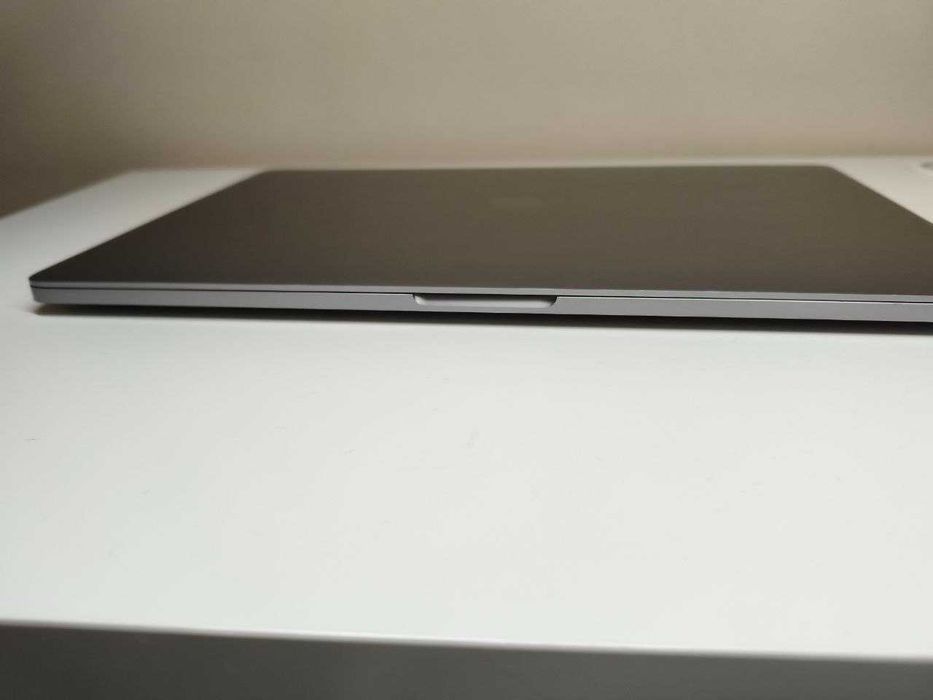Продам MacBook Pro 16 (2019) i9 32 RAM/512 SSD