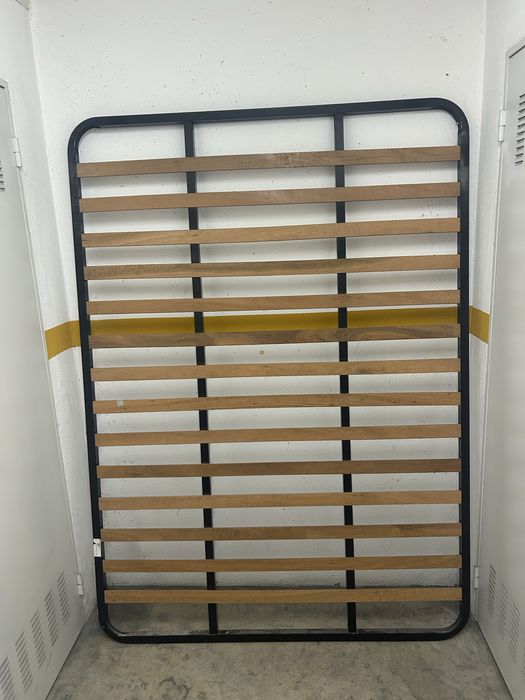 Estrado de cama 140x195 cm - Estrutura metálica com ripas de madeira