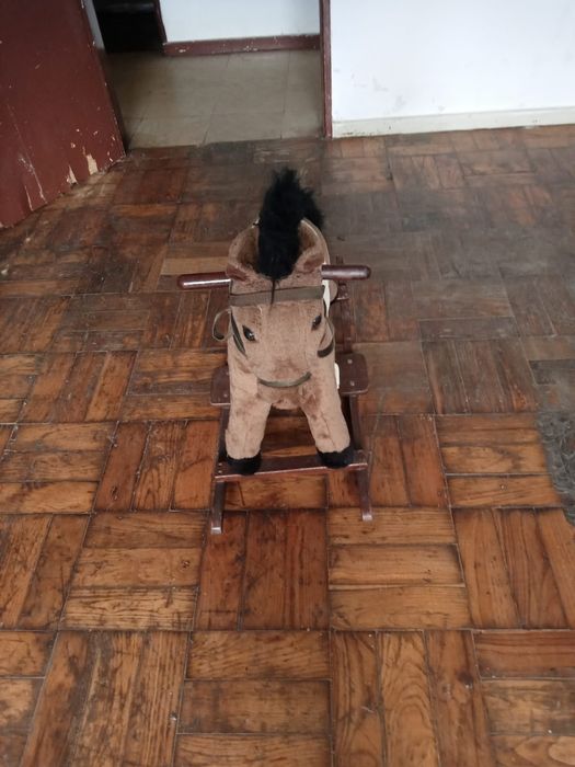 Cavalo de balanço com pouco uso novo