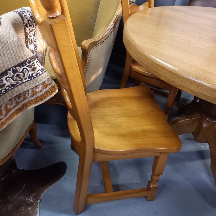 Stół z litego drewna i 6 krzeseł