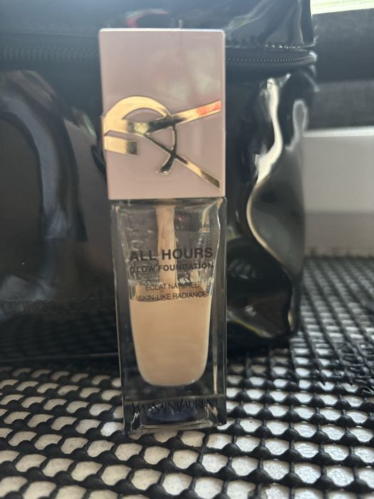 Ysl  All Hours Glow podkład