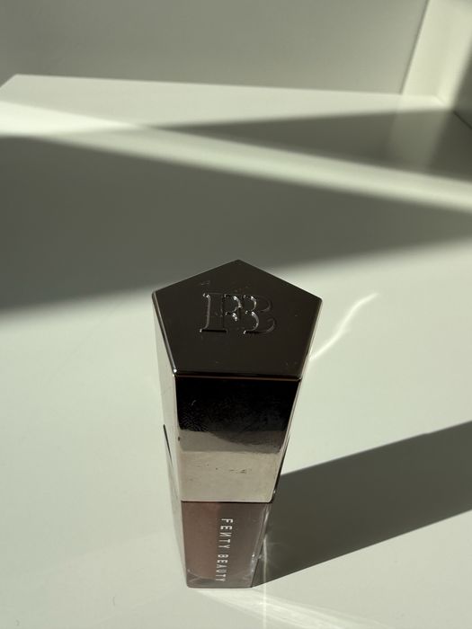 Błyszczyk fenty hot chocolit 04