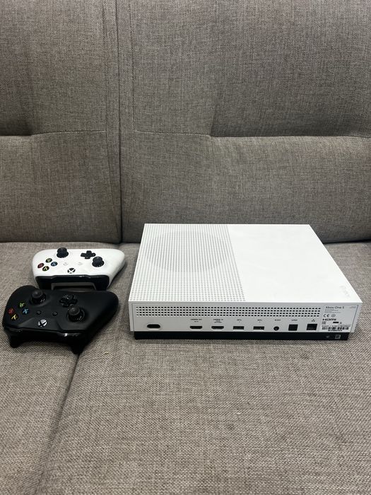 Xbox one s + 2 pady