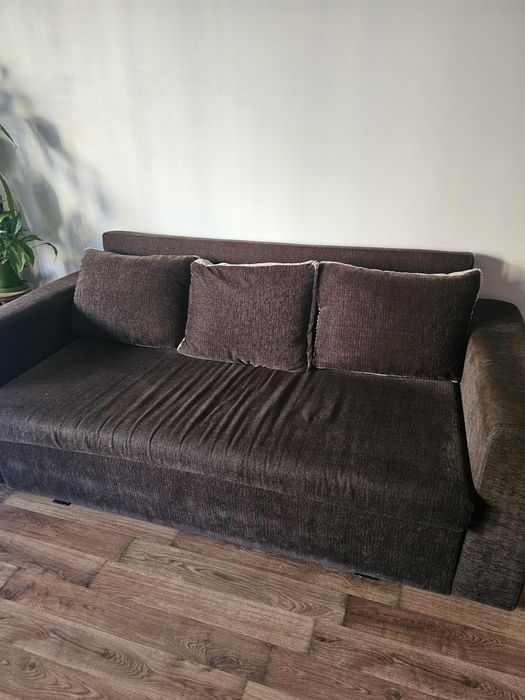 Sofa rozkładana z funkcją spania i poduszkami