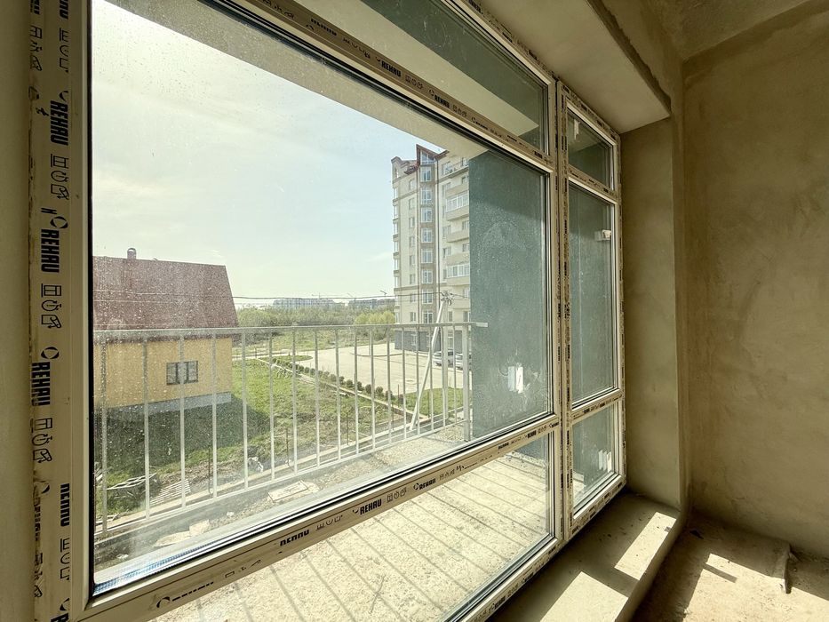 Зданий таунхаус з гаражем та міськими комунікаціями поруч озера!