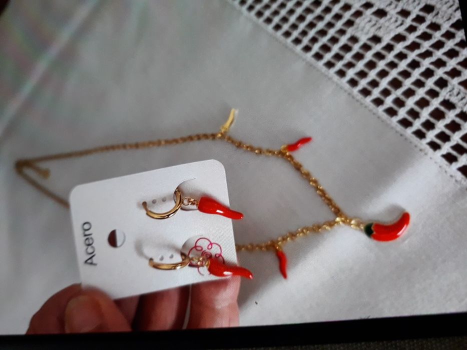 Conjunto colar e bricos a pimentinha dourada e vermelhas