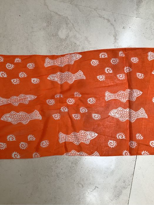 Echarpe laranja com peixes