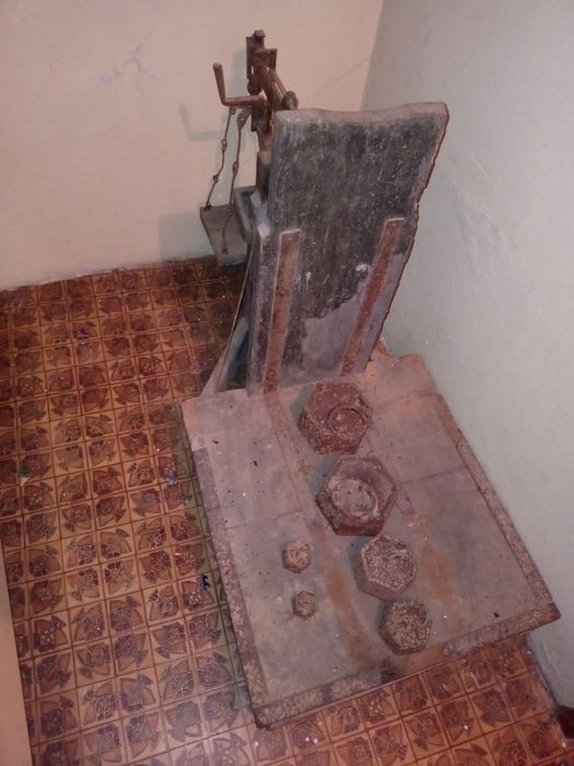 Balança decimal muito antiga com 6 pesos