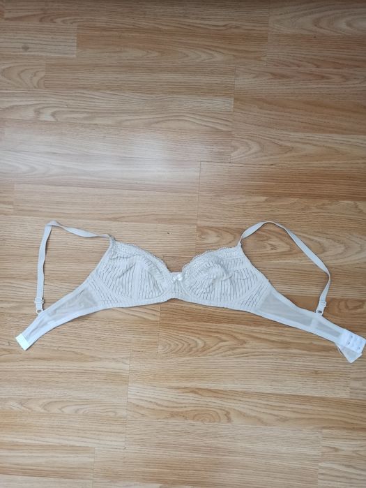 Biały stanik bez drutów