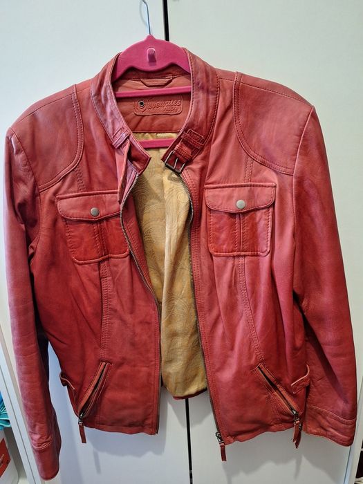 Casao em couro vermelho. Usado em excelente estado