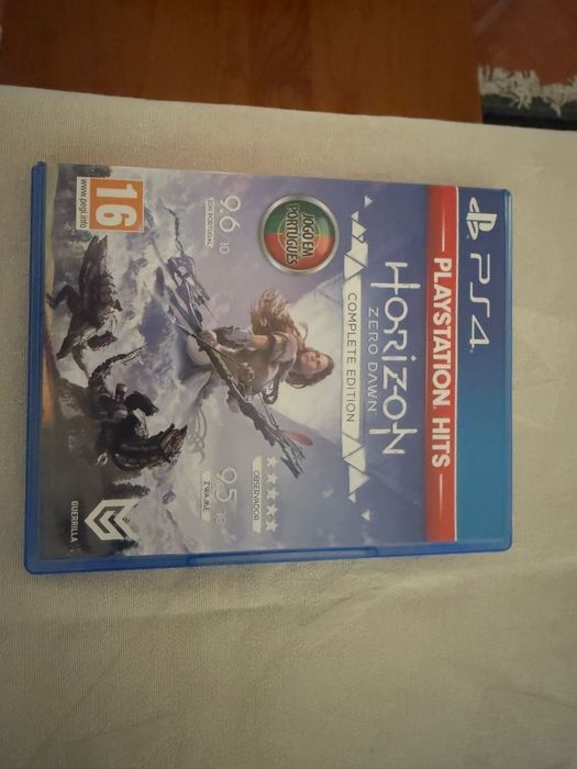 Playstation 4 - 500 GB + Horizon (Complete Edition) + God of War