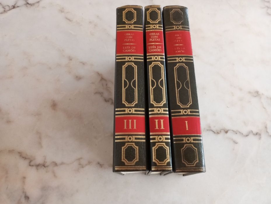 Vendo estas três edições de Luís de Camões