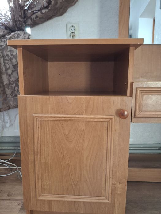 Тумбочка з дзеркалом