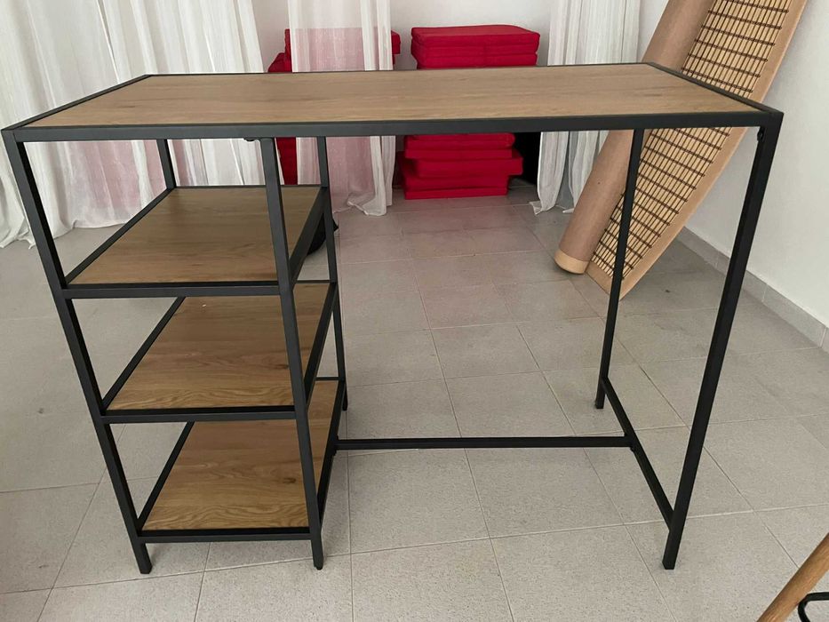 Secretária alta com Banco alto