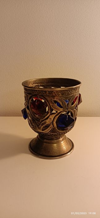 Veleiro com pedras azuis e vermelhas