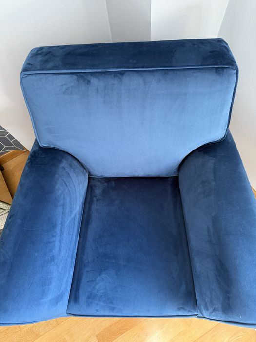 Cadeirão estilo retro com tecido veludo azul e pés de carvalho natural