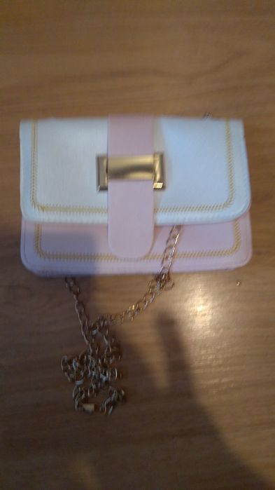 Torebka damska na łańcuszku