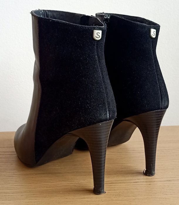 Botins pretos de salto alto fino da Salsa