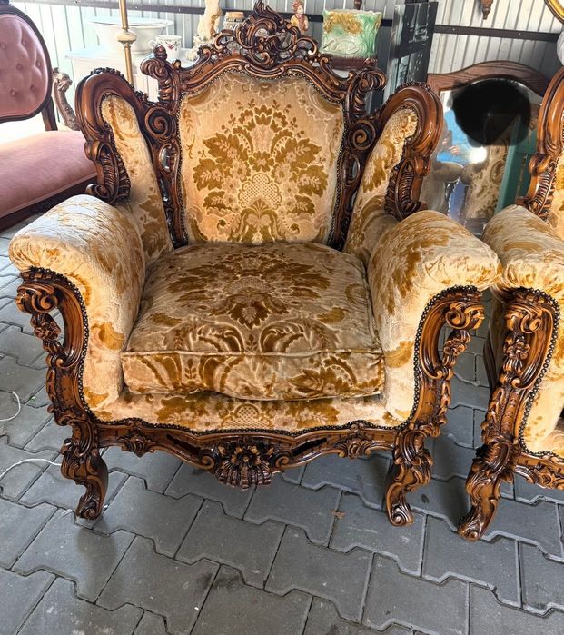 Włoski bogato rzeźbiony komplet-sofa,dwa fotele ława