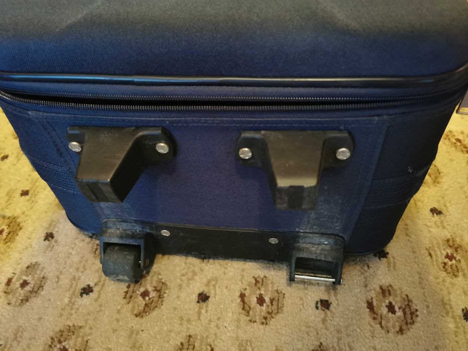 Średnia walizka bez kółka