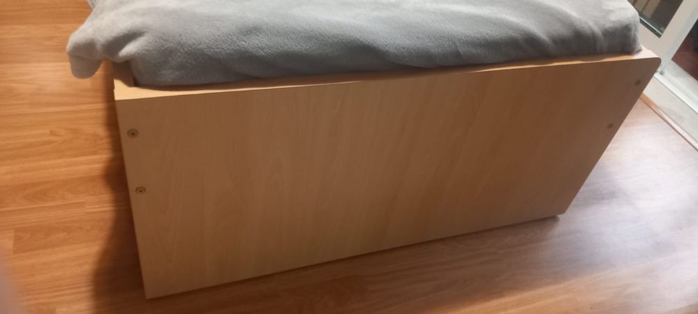 Cama solteiro beje com arrumação