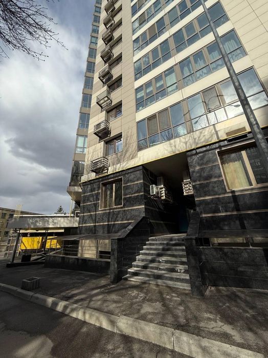 Мстислава Скрипника вул., 40. Продам офіс зі своїм окремим входом. Терміново!