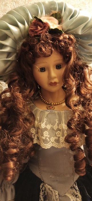 Boneca de porcelana antiga