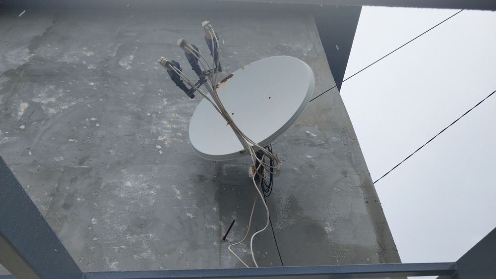Антена спутниковая на три головки, б/у.