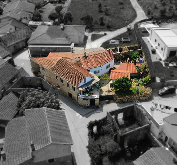 Moradia Rústica T4 com logradouro, jardim e anexos