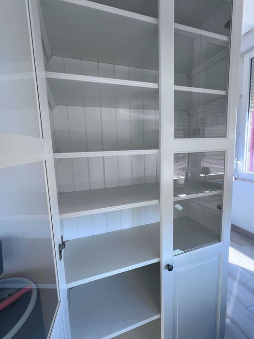 Vitrine / Estante IKEA LIATORP branca – portas de vidro – modelo descontinuado