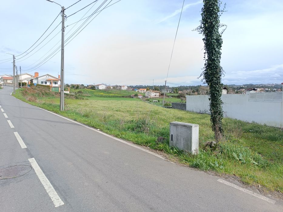 Terreno em Fornos, Sta Maria Feira c/ 80 metros de frente