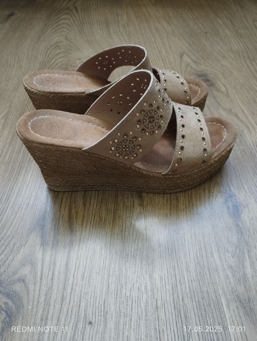 Klapki na koturnie 37
