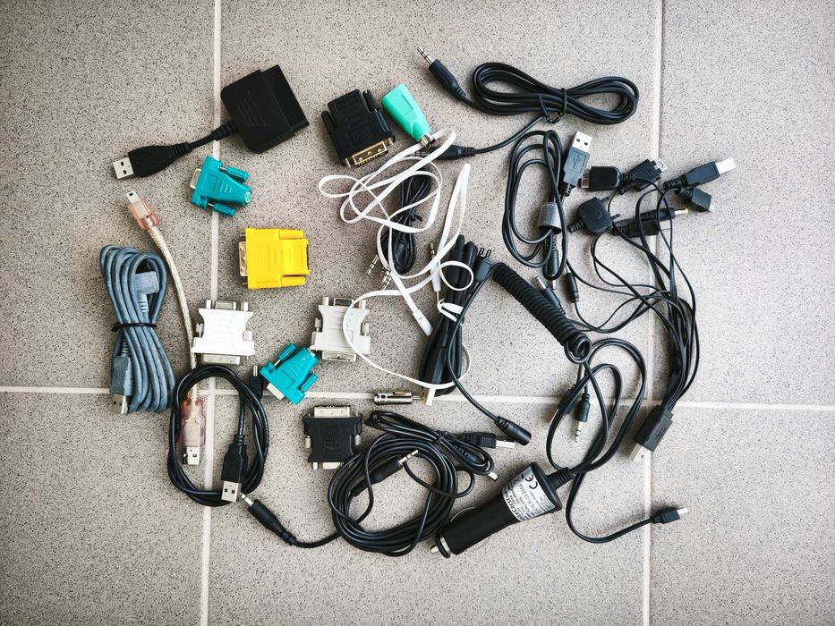 Zestaw przewodów USB, zasilających, audio i wideo – komplet kabli do podłączania i zasilania urządzeń elektronicznych.