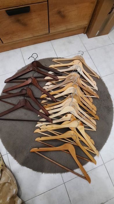 23 cabides de madeira