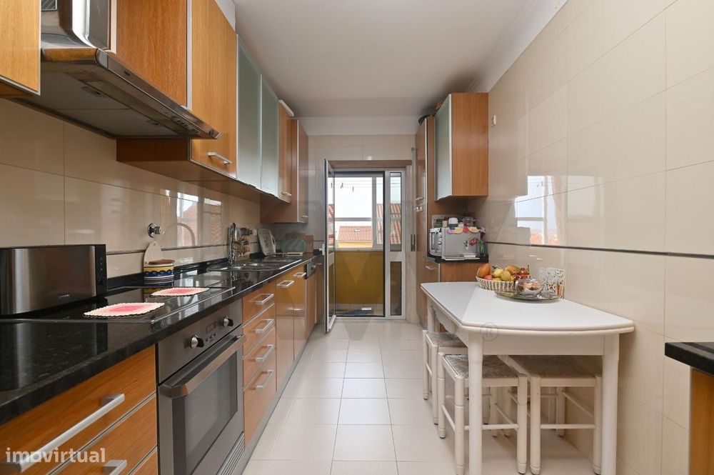 Apartamento T2 com Garagem Box, Estacionamento e Arrecadação –  São Do