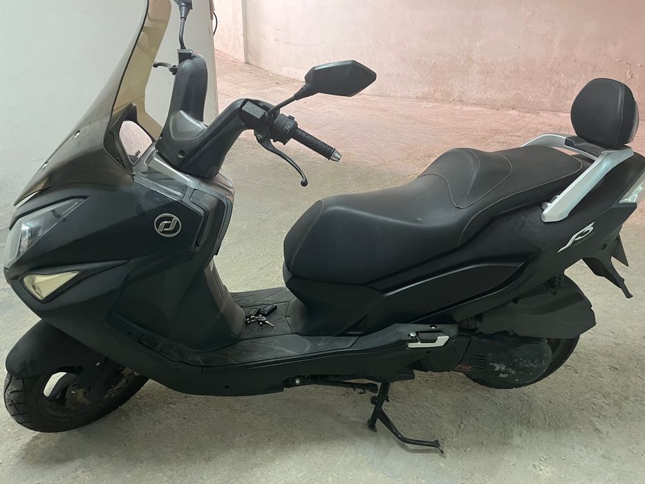 Daelim 125 fi só com 8200km