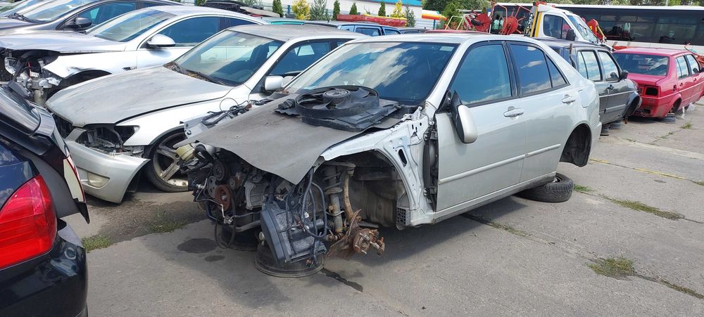 Lexus IS200 Na części