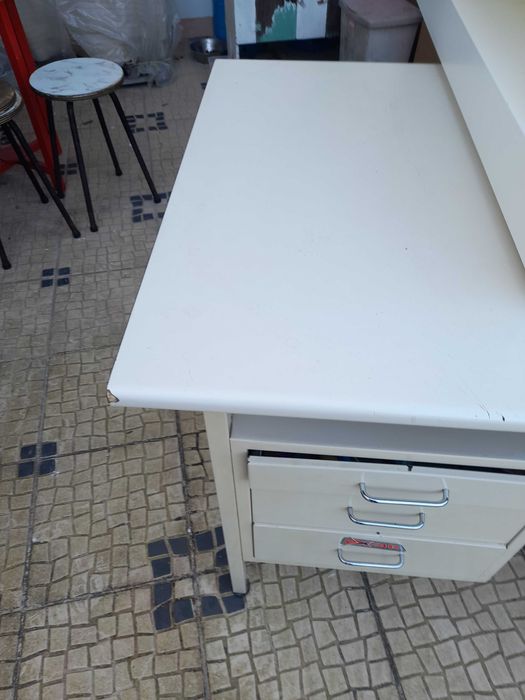 Mesa de secretaria classica e cadeira de escritorio