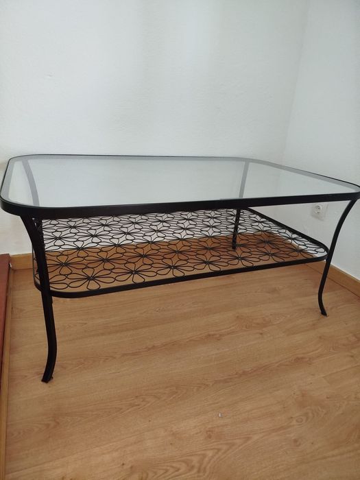 Mesa oval com tampo de vidro