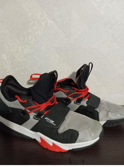 Баскетбольні кросівки Decathlon,40р.